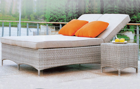 Bên cạnh những mẫu bàn ghế bể bơi độc đáo thì tại Vương Quốc nội thất còn có những mẫu giường bể bơi, ô ngoài trời,...