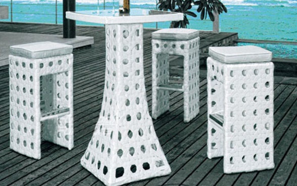 Bàn ghế nhựa sân vườn giả mây thường có giá thấp hơn so với các sản phẩm khác.