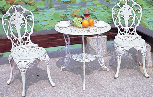 Ấn tượng với những mẫu bàn ghế sân vườn sắc trắng tinh khiết