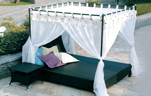 Ngắm bộ giường bể bơi thiết kế độc đáo với mái che tiện dụng