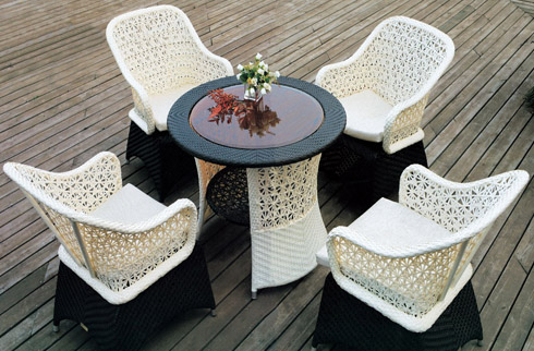 Gợi ý chọn bàn ghế sân vườn sắc trắng cho không gian đẹp ấn tượng