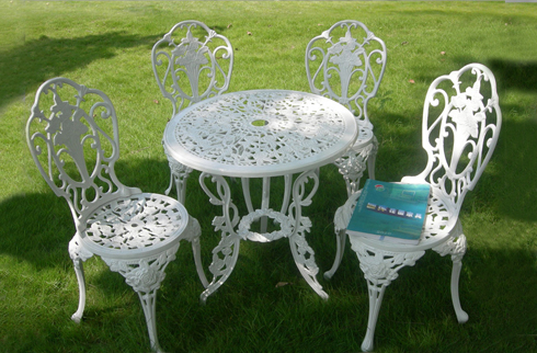 Gợi ý chọn bàn ghế sân vườn sắc trắng cho không gian đẹp ấn tượng