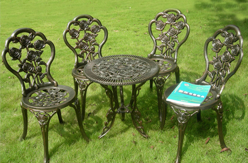 Mẫu bàn ghế sân vườn Châu Âu thiết kế ấn tượng cho không gian mở 