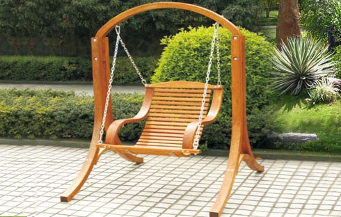 Ghế xích đu gỗ ngoài trời