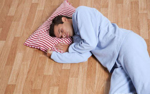 Lợi ích - tác hại của việc nằm ngủ dưới đất là gì?