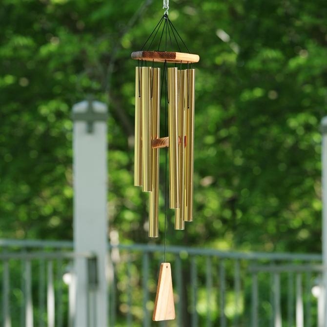 Treo chuông gió trước cửa nhà