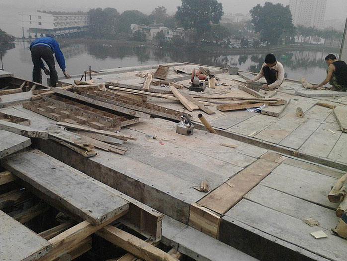 Làm giàn giáo, gỗ chống trong xây dựng