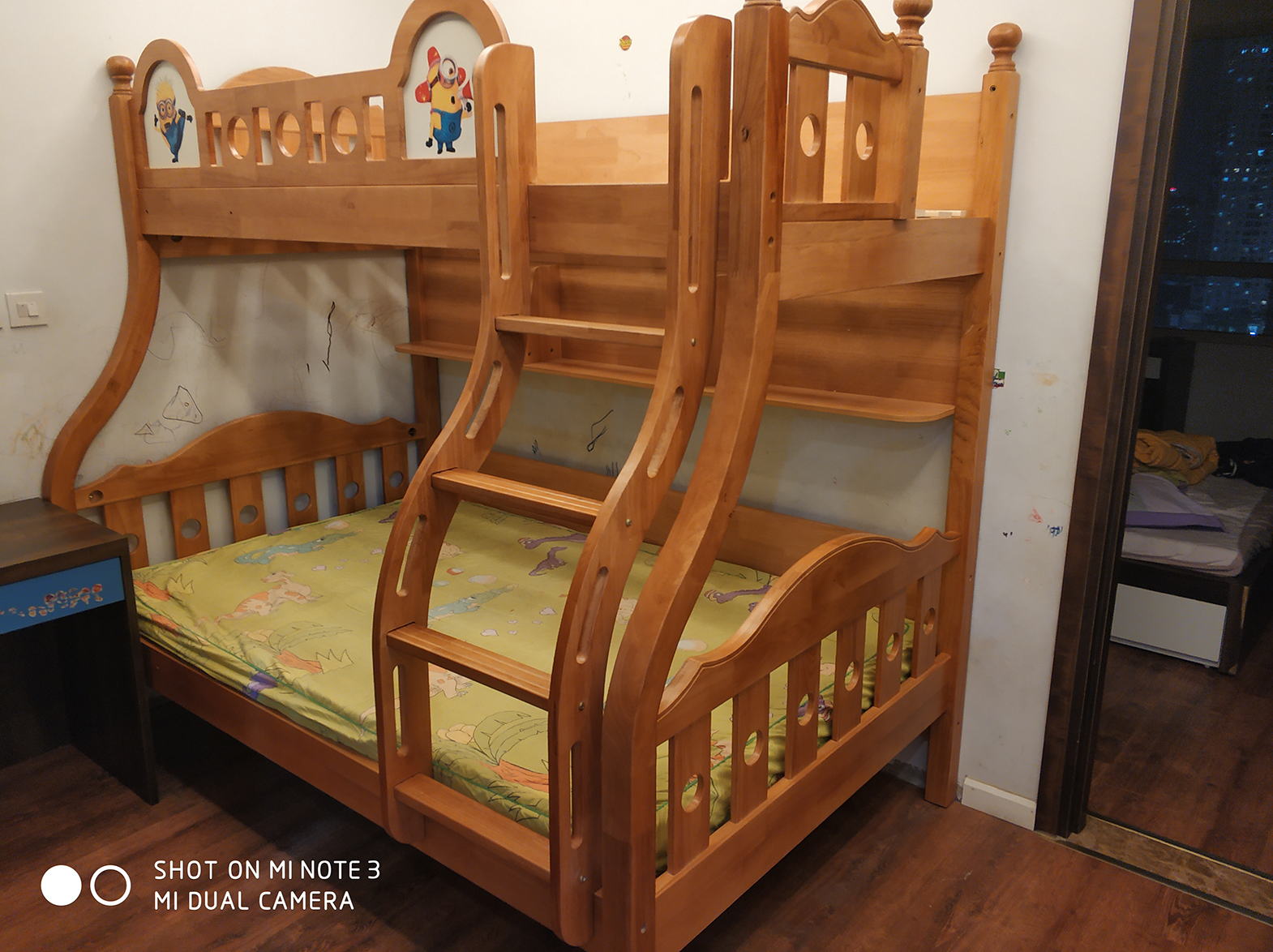 Giường tầng bằng gỗ màu nâu ấm áp