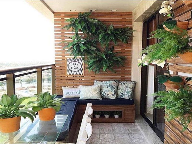 Trang trí ban công chung cư nhỏ với mảng tường đứng
