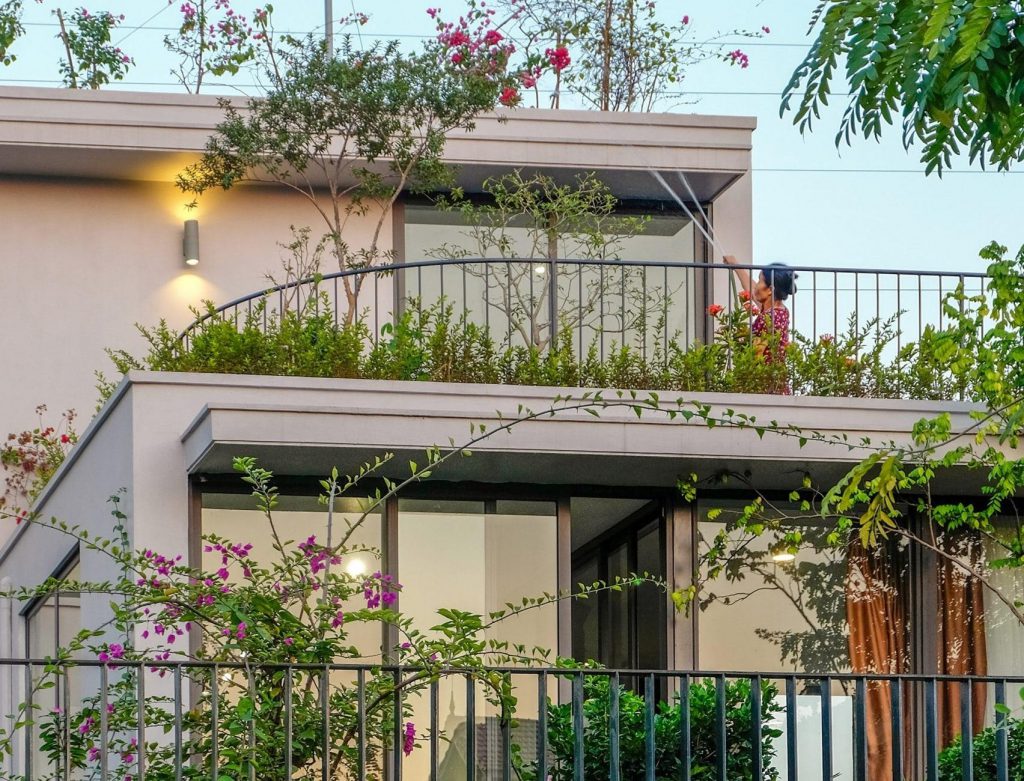 Mẫu ban công nhỏ đẹp với cây xanh và hoa