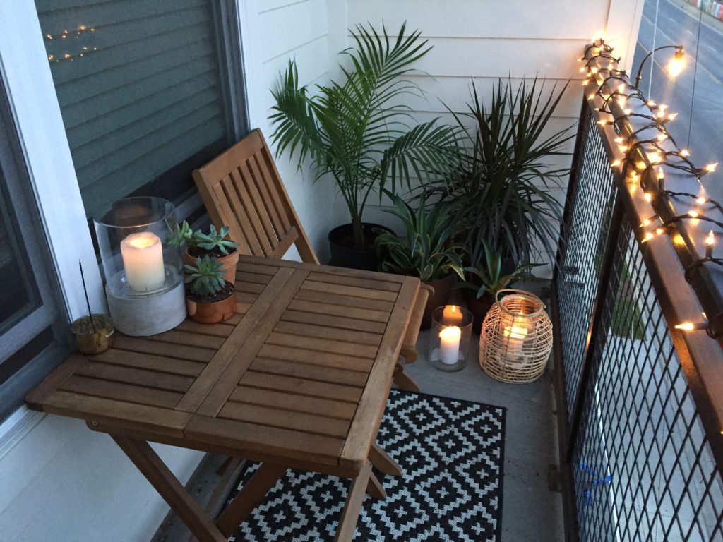 Decor ban công nhỏ bằng đèn trang trí đẹp mắt