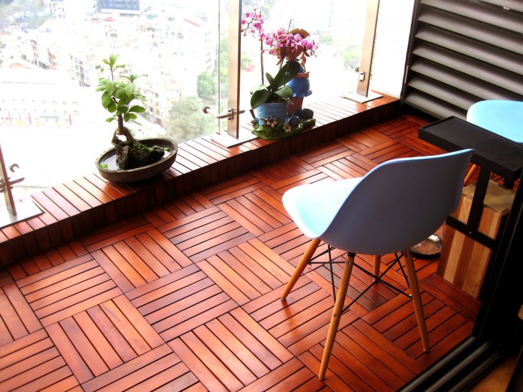 Thiết kế ban công đẹp với sàn lót gỗ