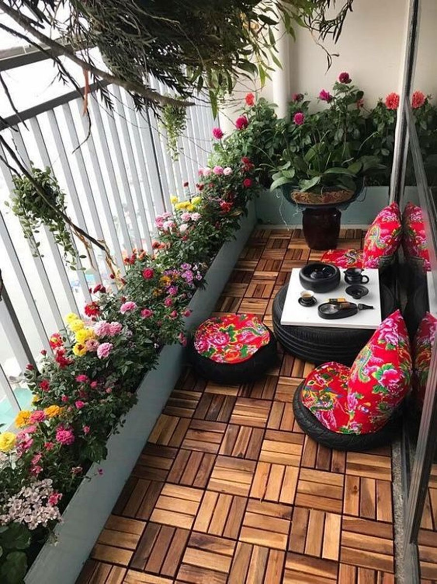 Thiết kế ban công đẹp với sàn lót gỗ