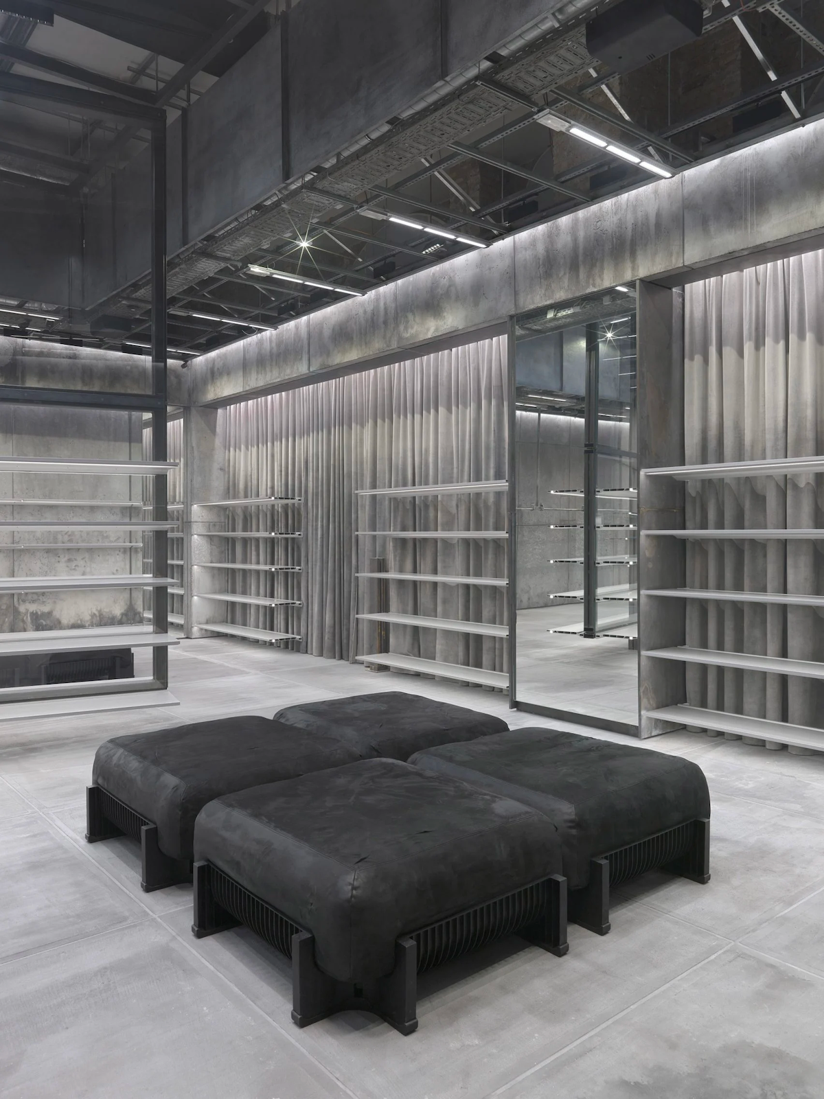 Bất ngờ với phong cách “kiến trúc thô” từ cửa hàng mới nhất của Balenciaga