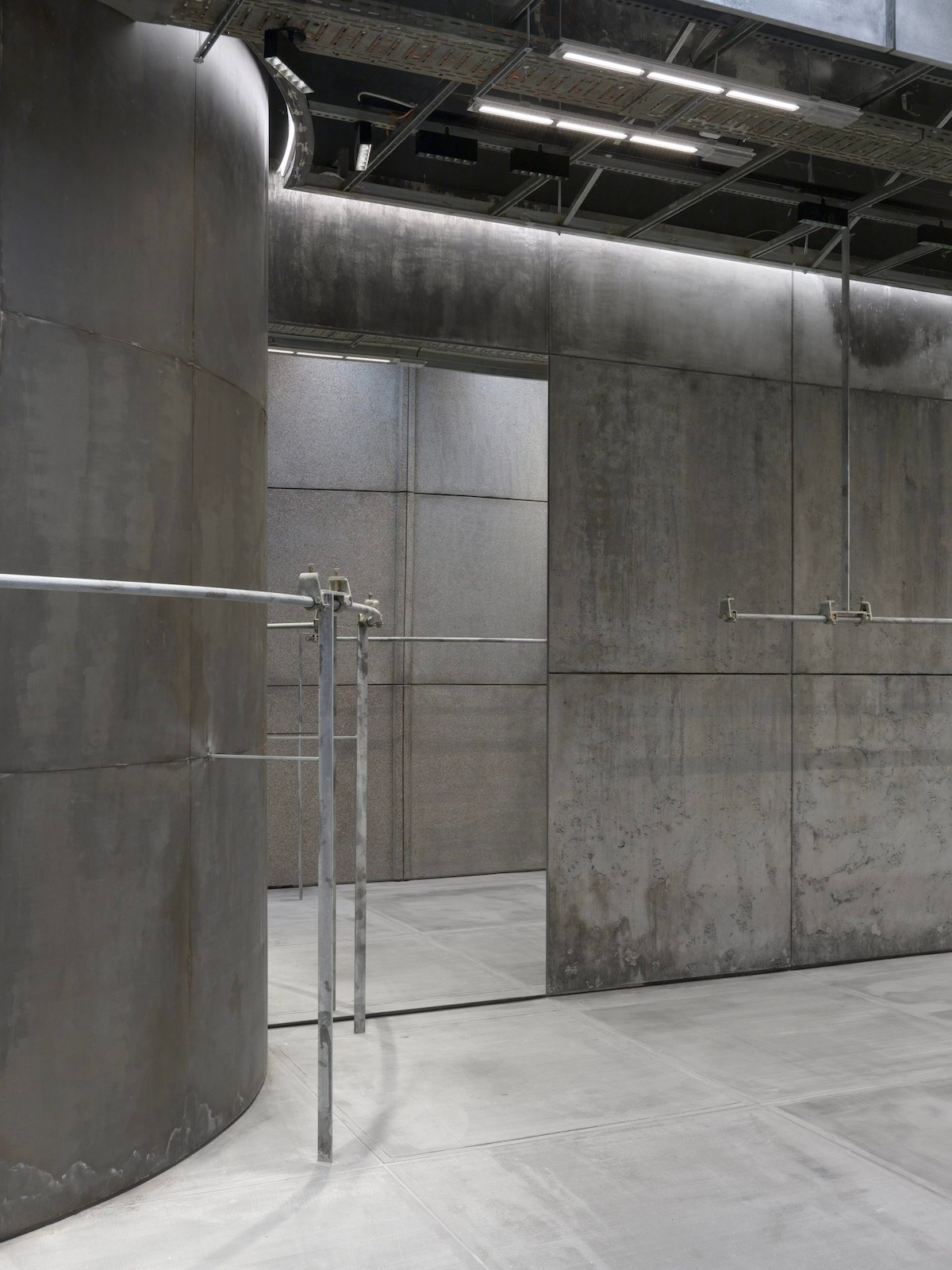 Bất ngờ với phong cách “kiến trúc thô” từ cửa hàng mới nhất của Balenciaga