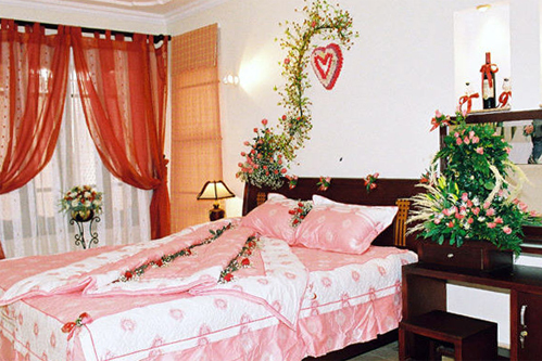 Phong tục trải giường cưới cho đôi uyên ương có nguồn gốc từ đâu?