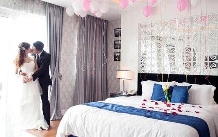 Phong tục trải giường cưới cho đôi uyên ương với lì xì