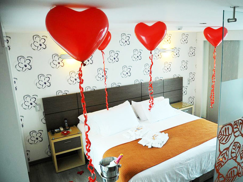 Mẫu trang trí phòng cưới đơn giản đẹp với decal dán tường